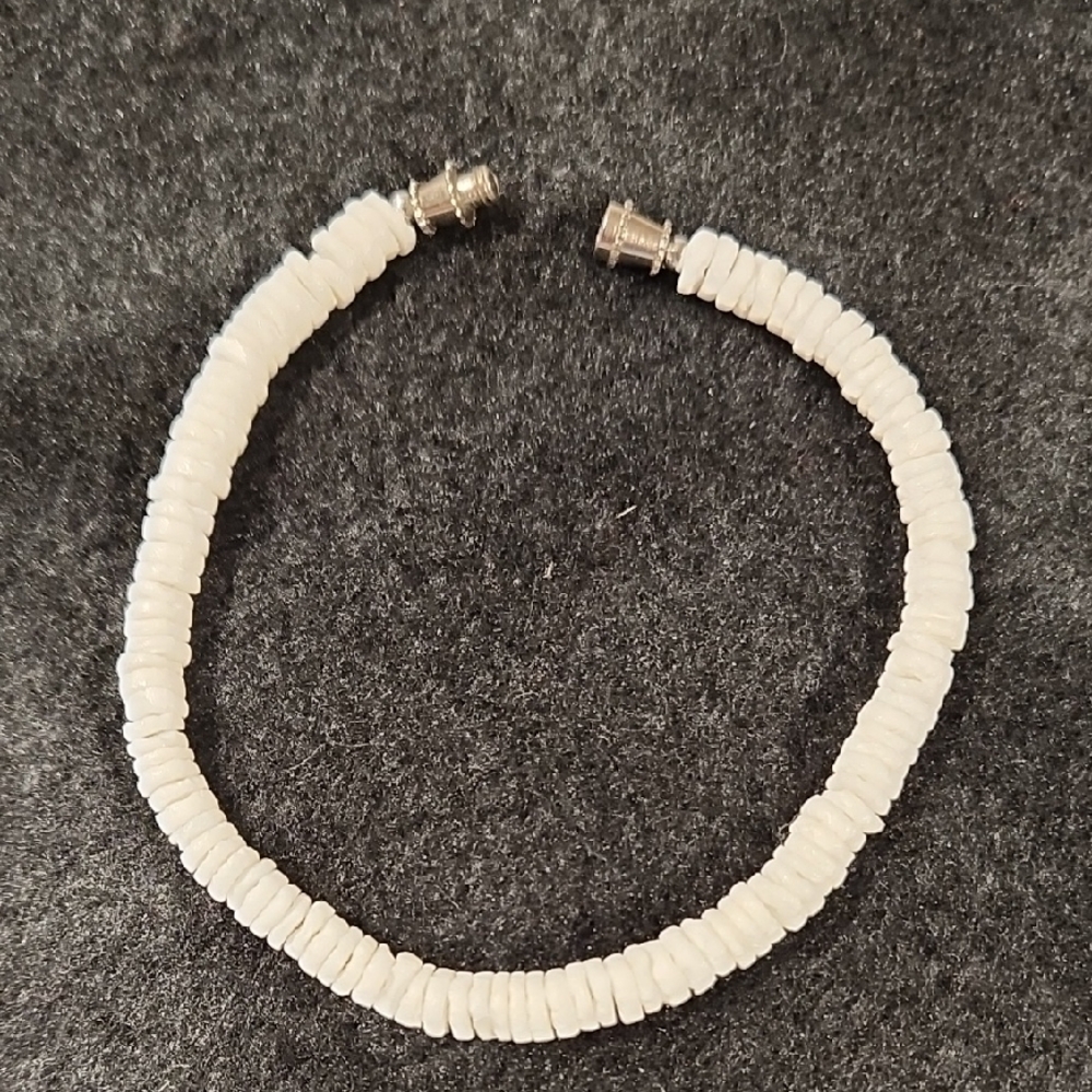 Jewelry Elegant White Puka Shell Beaded Bracelet